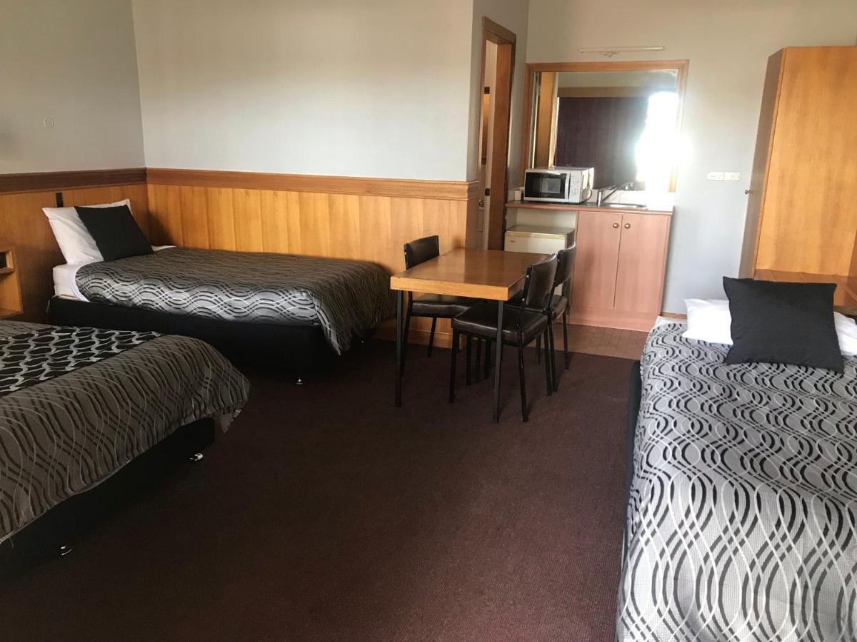 County Lodge Motor Inn West Wyalong Extérieur photo