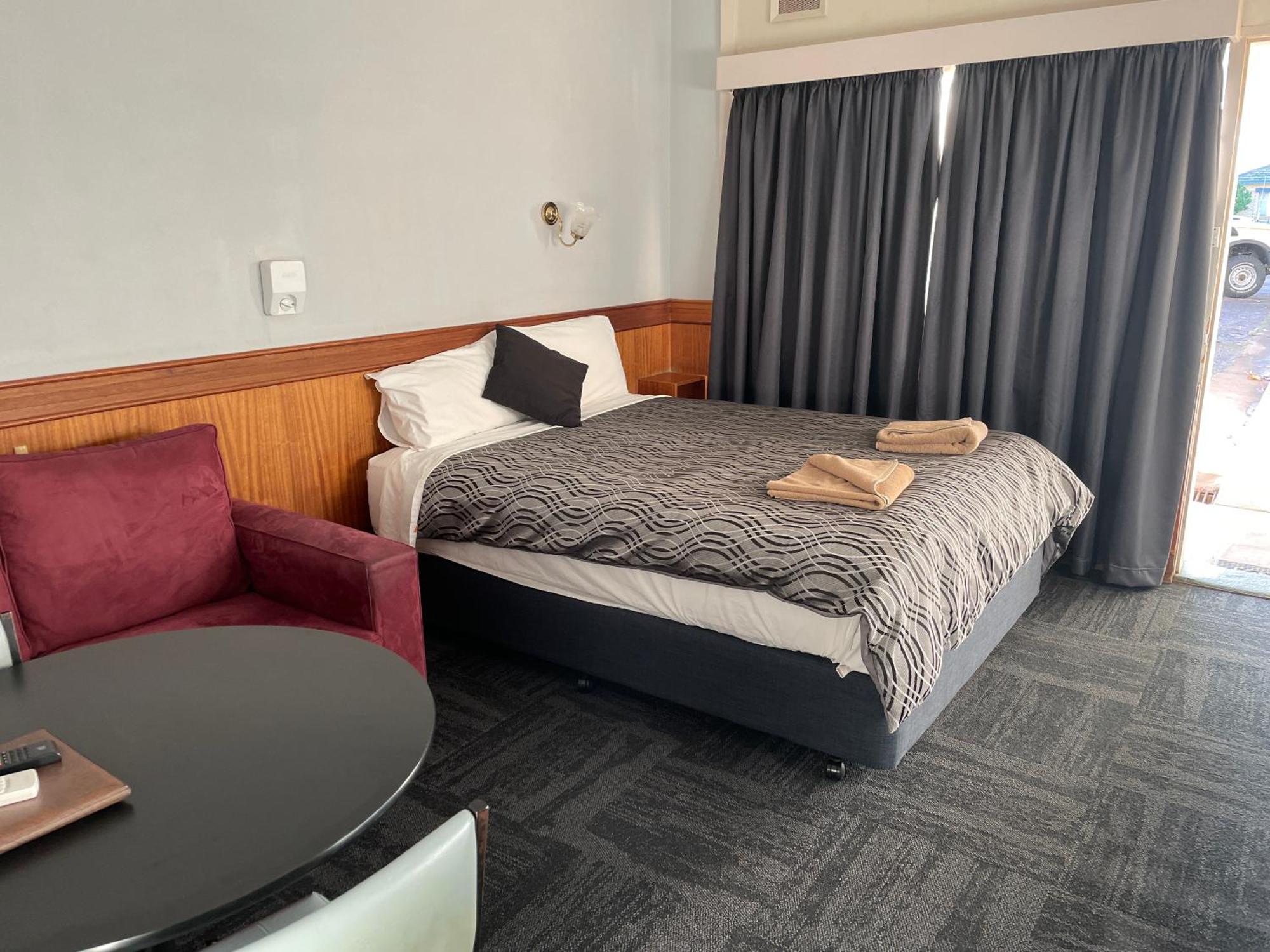 County Lodge Motor Inn West Wyalong Extérieur photo