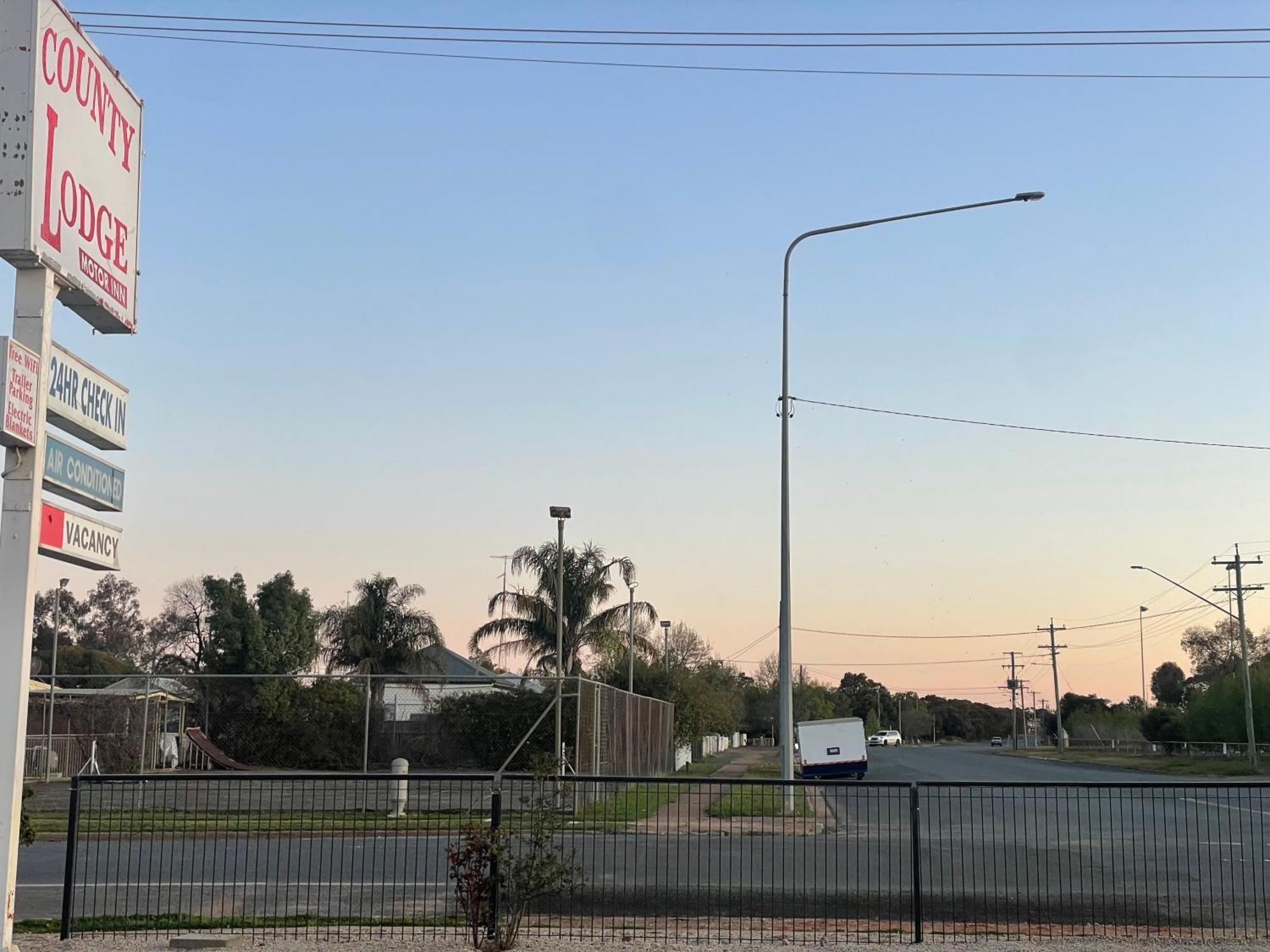 County Lodge Motor Inn West Wyalong Extérieur photo