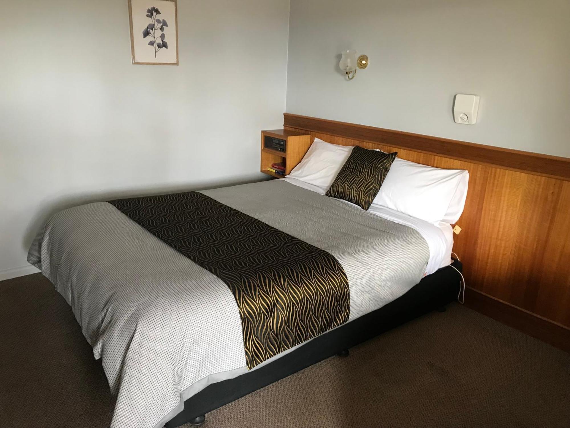 County Lodge Motor Inn West Wyalong Extérieur photo