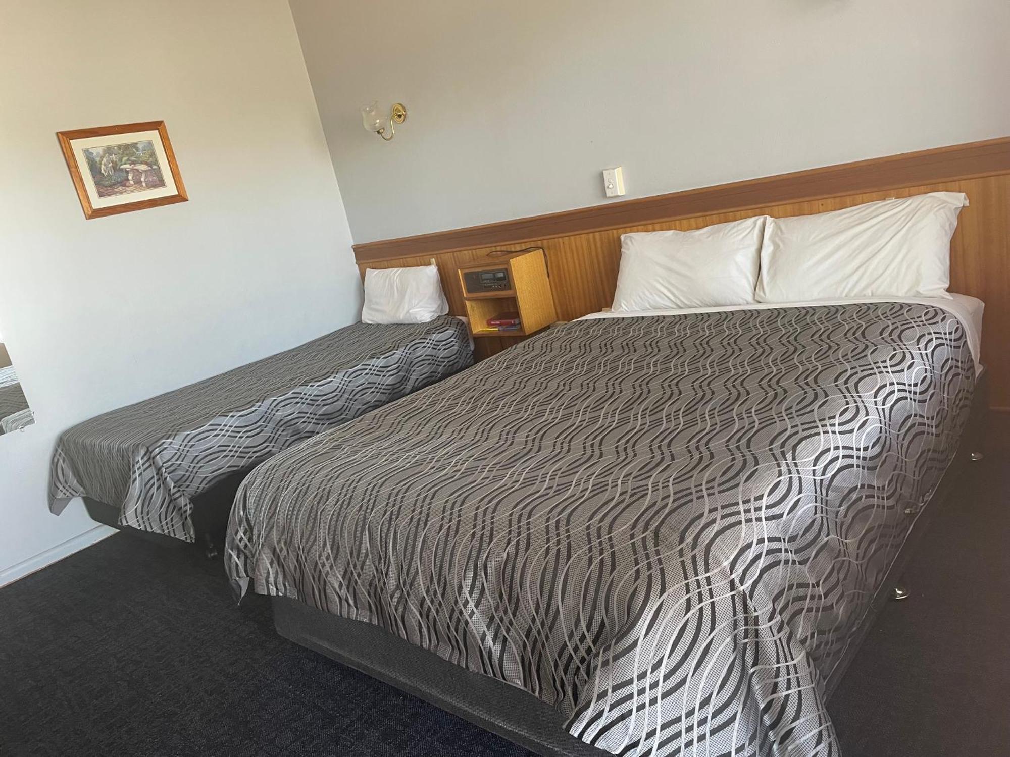 County Lodge Motor Inn West Wyalong Extérieur photo