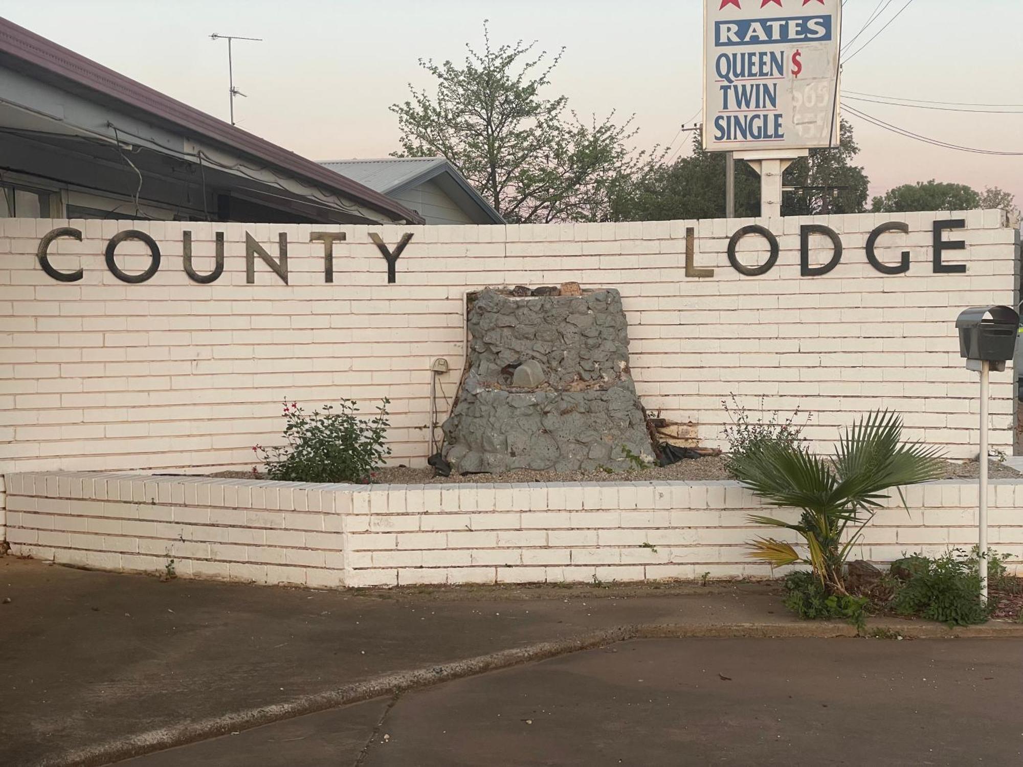 County Lodge Motor Inn West Wyalong Extérieur photo