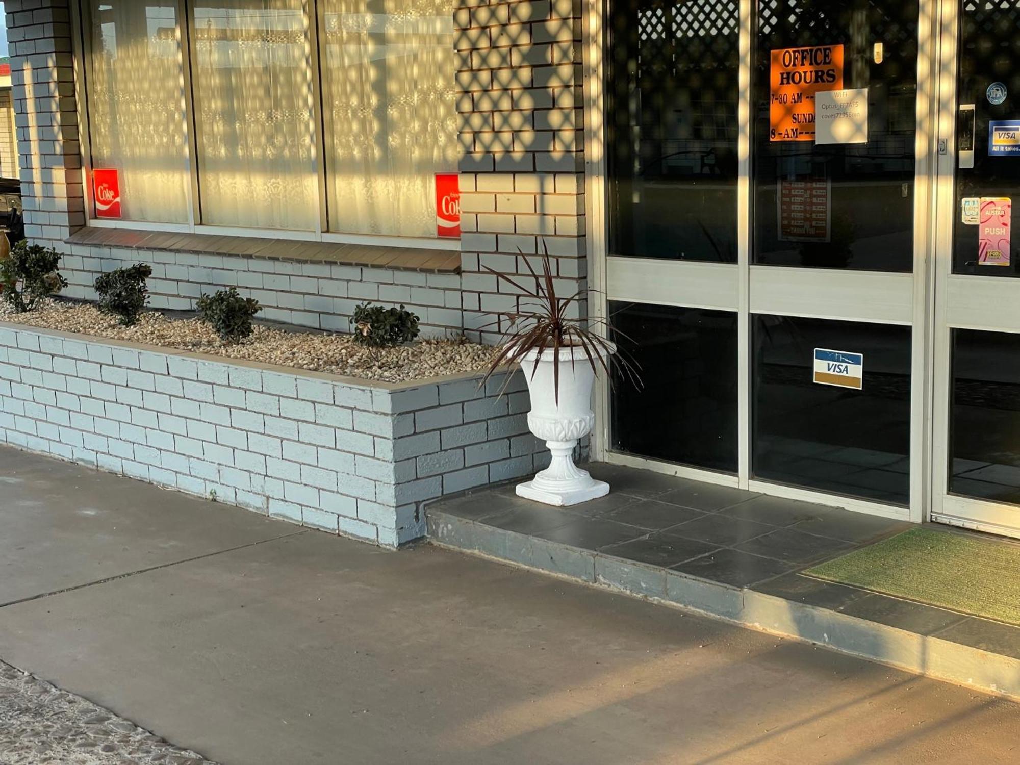 County Lodge Motor Inn West Wyalong Extérieur photo