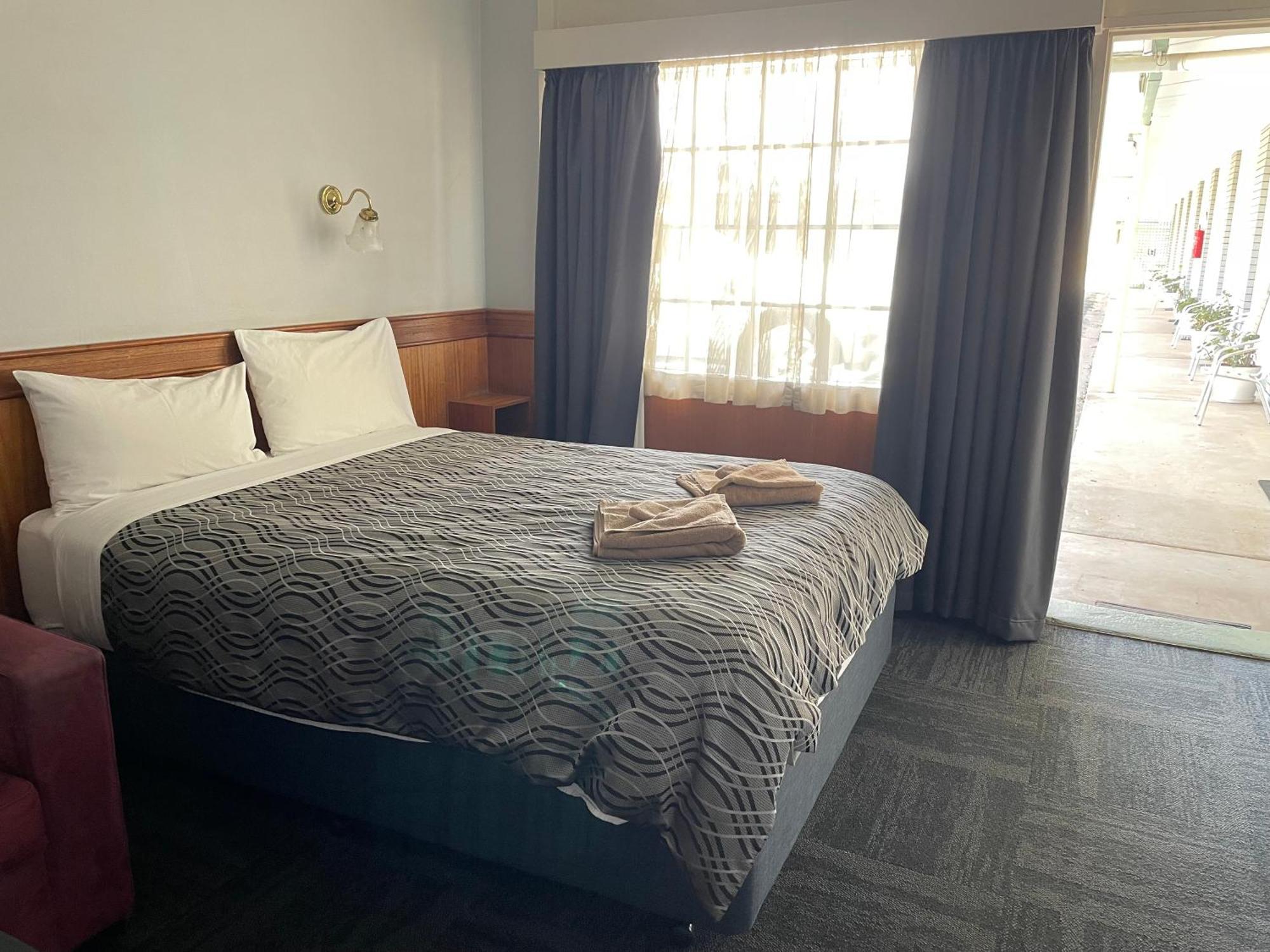County Lodge Motor Inn West Wyalong Extérieur photo