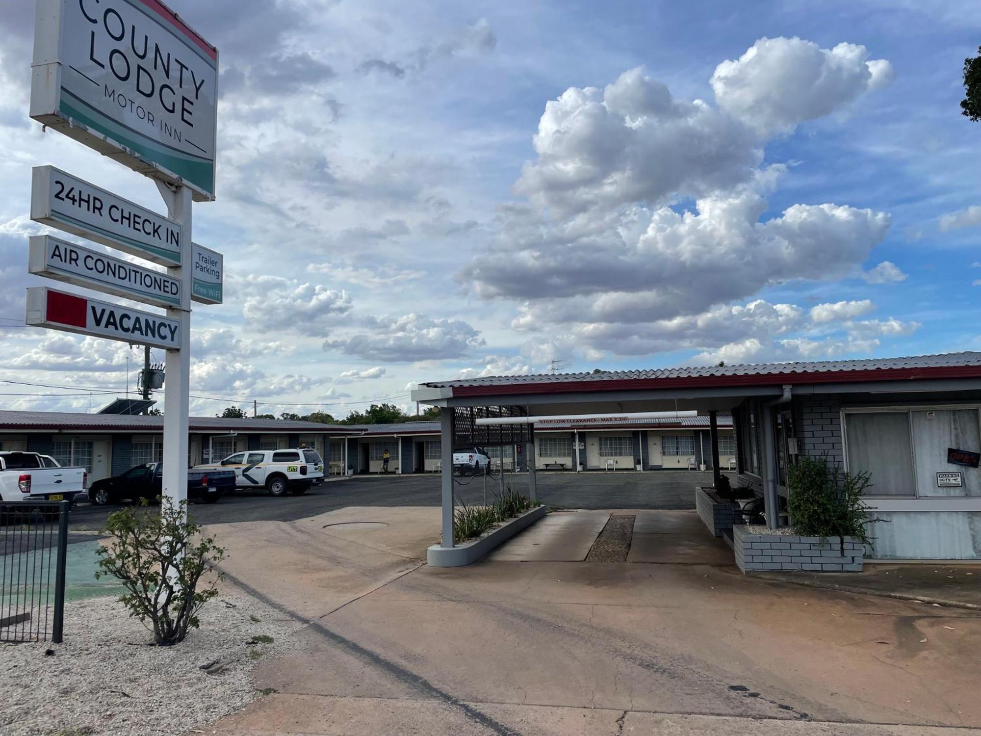 County Lodge Motor Inn West Wyalong Extérieur photo