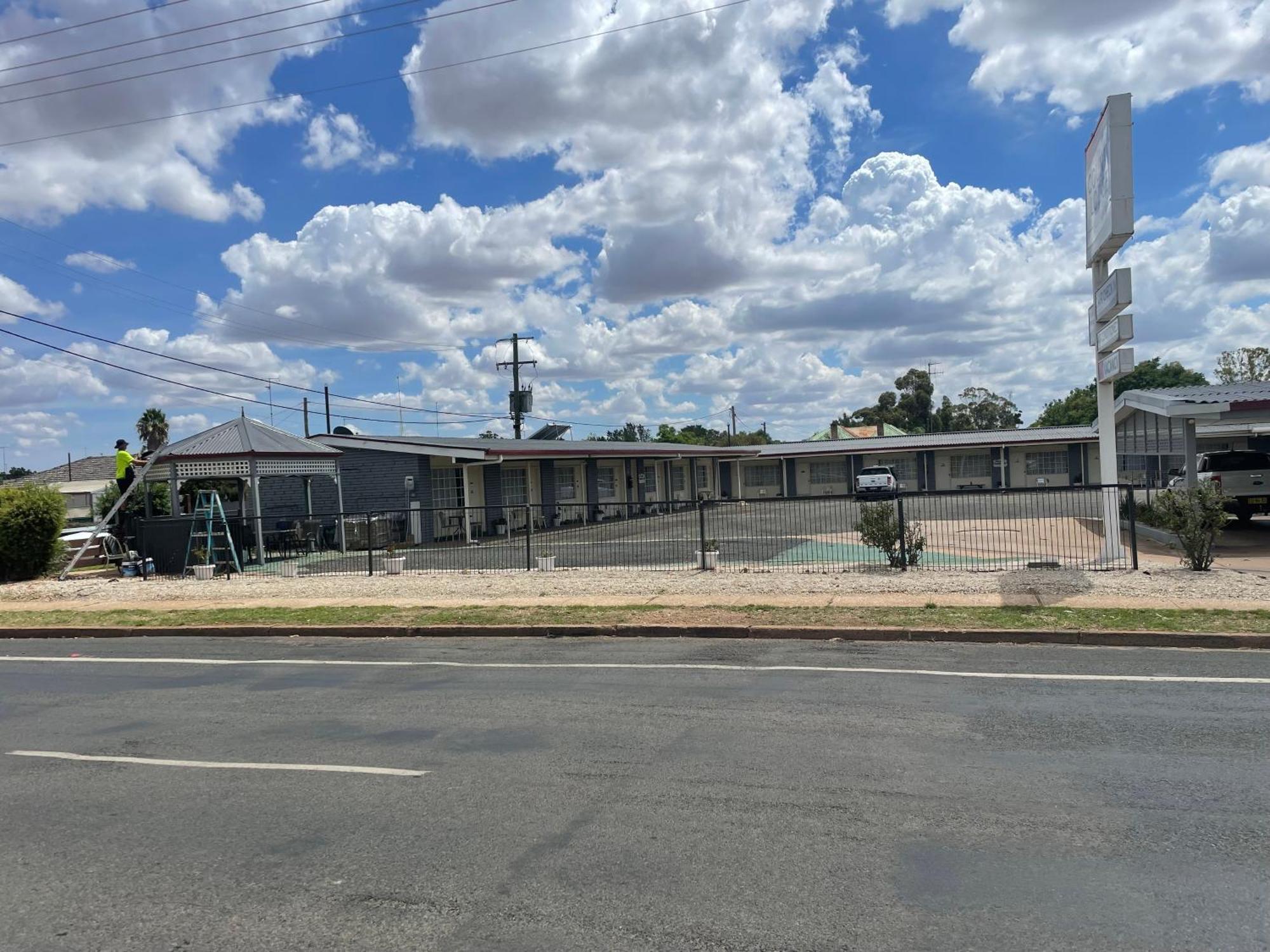 County Lodge Motor Inn West Wyalong Extérieur photo