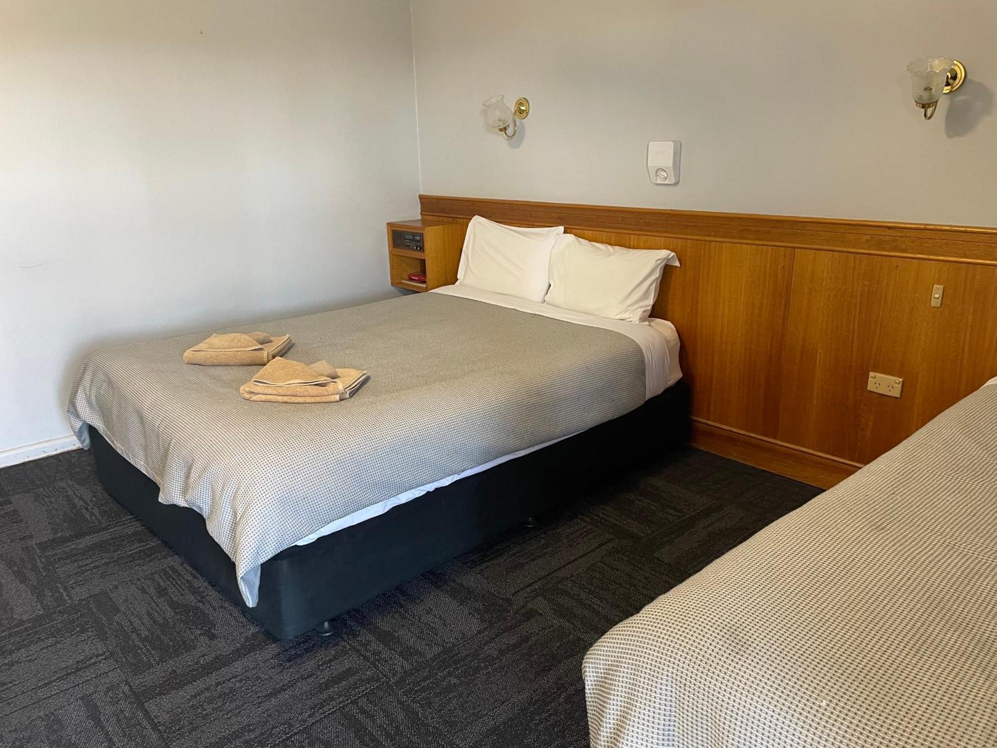 County Lodge Motor Inn West Wyalong Extérieur photo