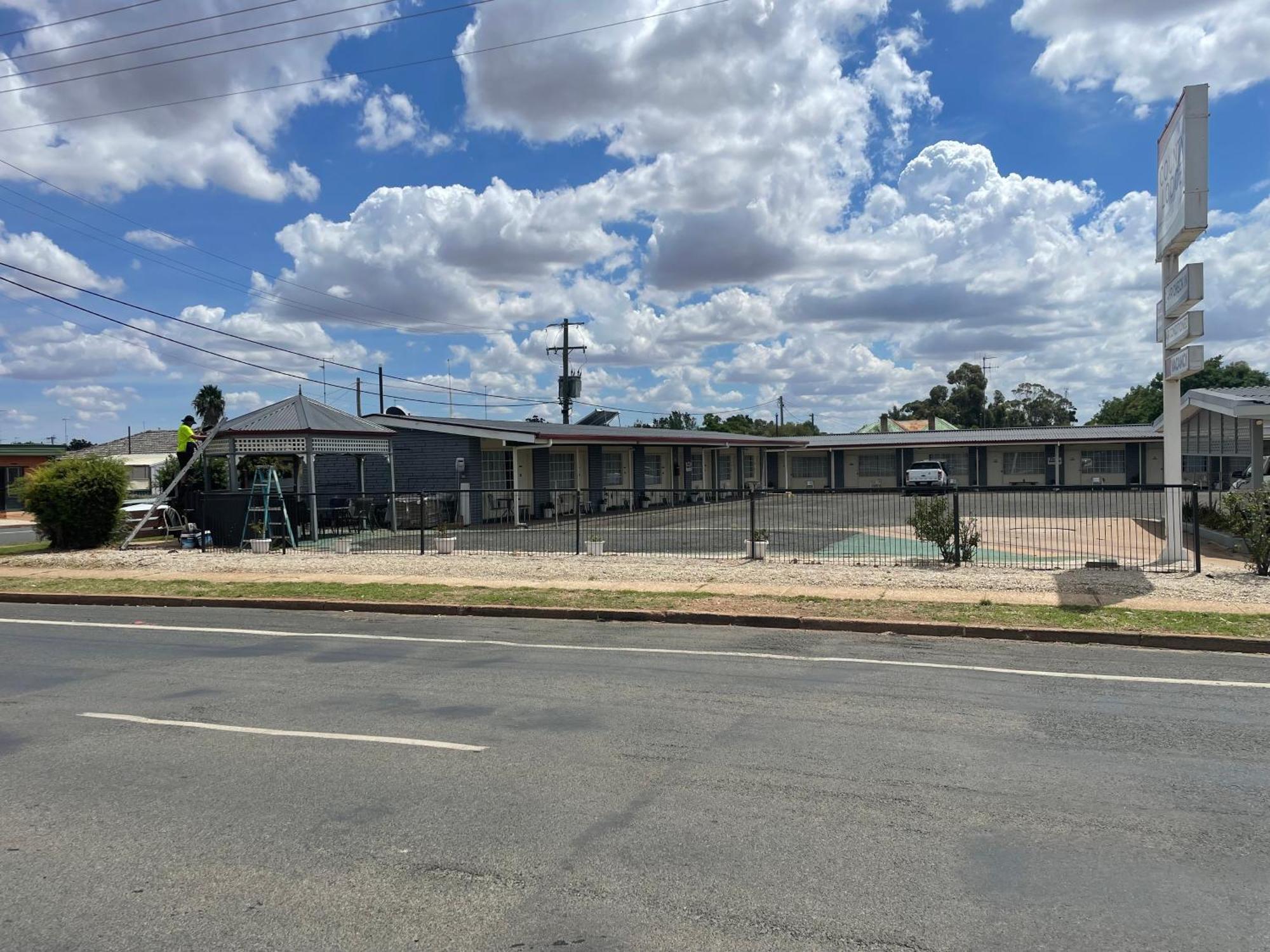 County Lodge Motor Inn West Wyalong Extérieur photo
