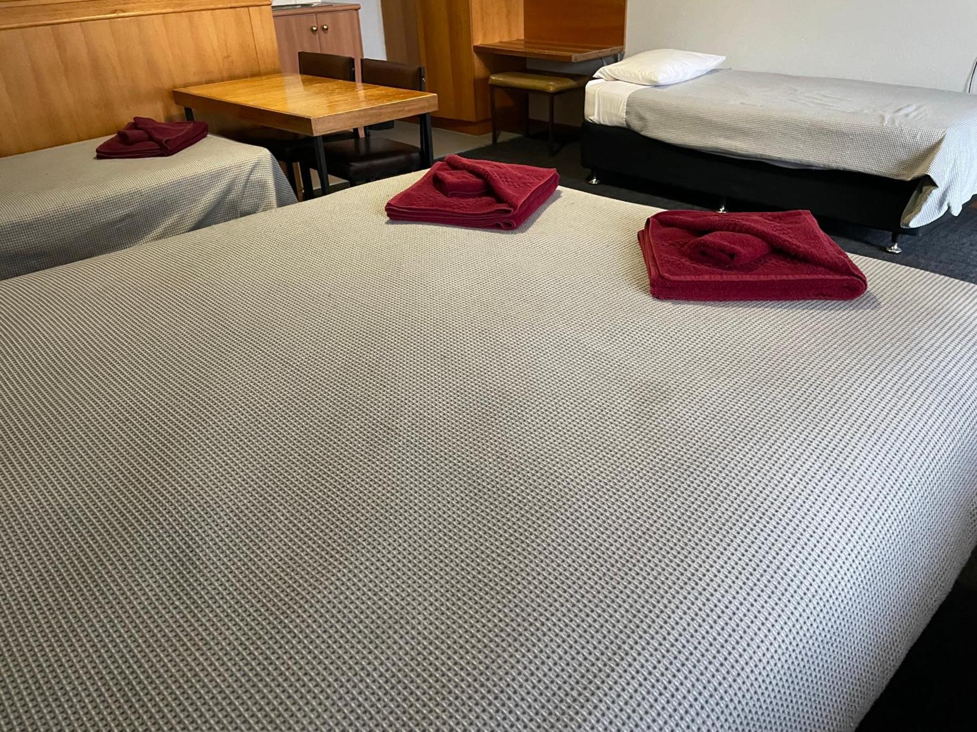 County Lodge Motor Inn West Wyalong Extérieur photo