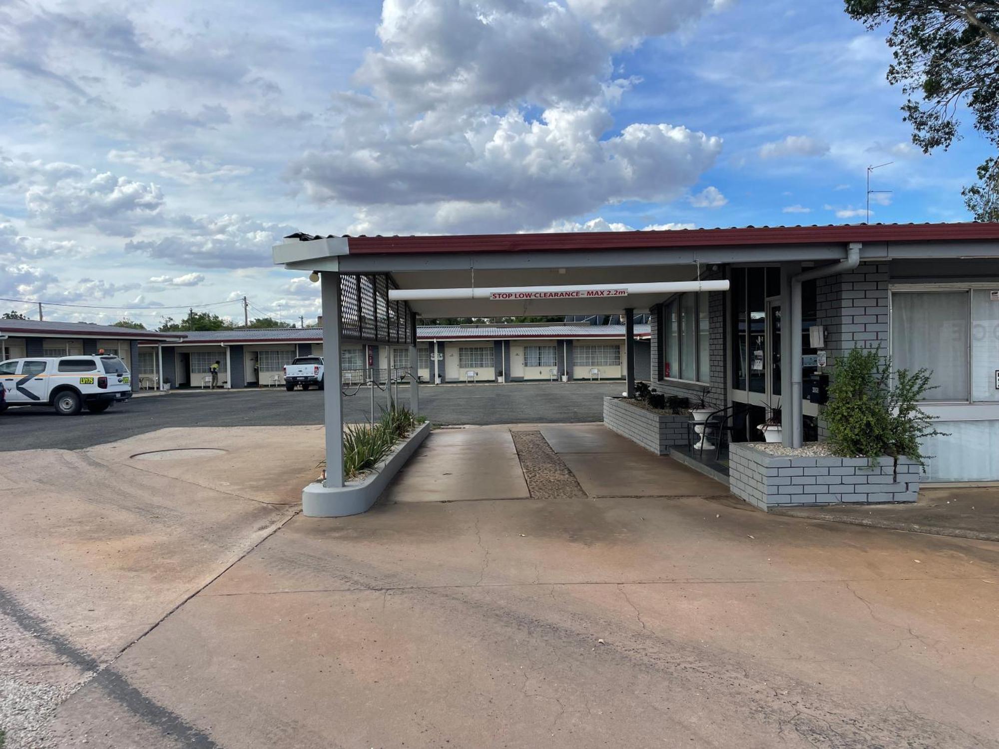 County Lodge Motor Inn West Wyalong Extérieur photo