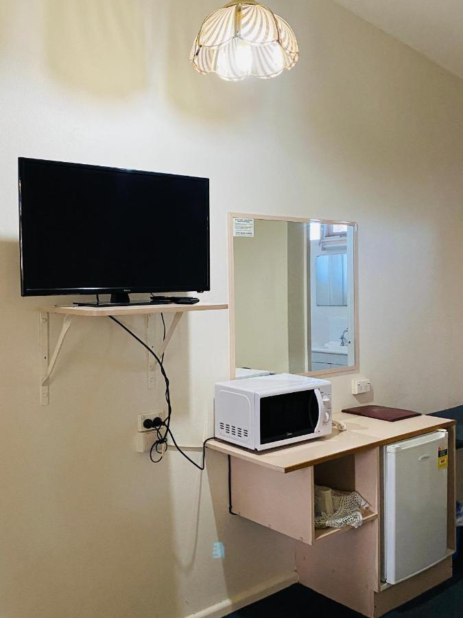 County Lodge Motor Inn West Wyalong Extérieur photo