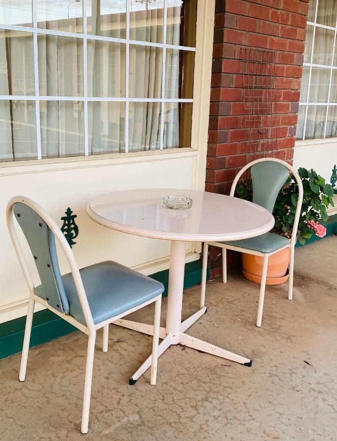 County Lodge Motor Inn West Wyalong Extérieur photo